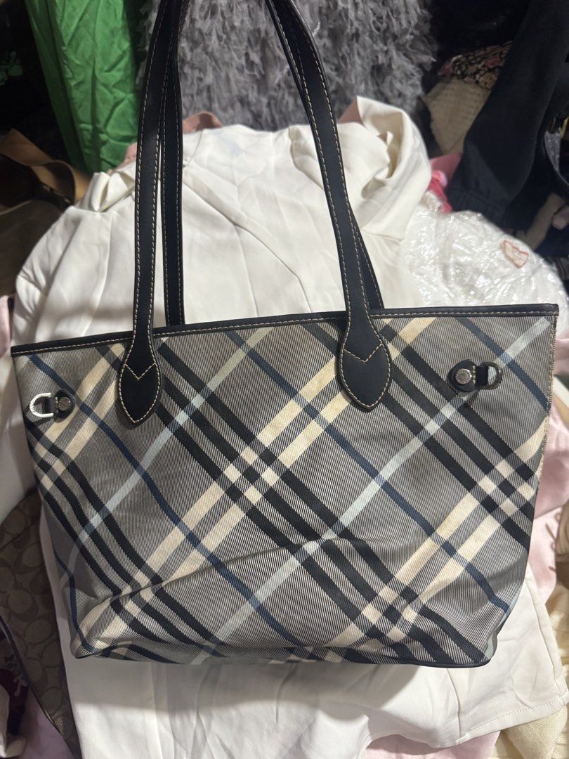 Tote Bag Polo made 100% Original Leather (Category: Tote Bags) located in Manila. Submitted by wildbear.e10374 (Listing ID 1464736088, Image 2). Description: - Authentic Polo Santa Roberta tote bag - Timeless grey plaid pattern with dark leather straps and contrast stitching - Sleek silver hardware accents and front metal logo plaque - Comfortable double shoulder strap design - Clean and spacious interior for your daily essentials - Meetup or shi