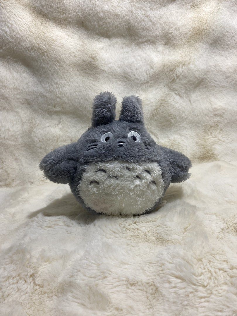 Totoro plush (Category: Plushies & Soft Toys) located in Kalibo. Submitted by ollie_stuffshop (Listing ID 1464576150, Image 1). Description: 17.5cm x 20cm Before you send your inquiries: ❗️Last Price is already posted ❗️Manage your expectations, WYSIWYG ❗️May need washing ❗️Dropoff is every Wednesday & Sunday - Bootleg but still a cutie .