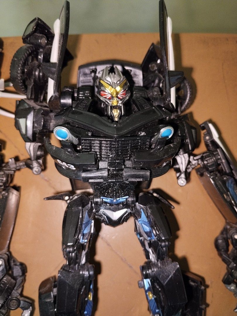 Transformers Barricade Oversize XP-15 (Category: Action & Battle Toys) located in Quezon City. Submitted by rain5023 (Listing ID 1464672205, Image 2). Description: - Transformers Barricade action figure - Features black and blue detailing - Some parts may be detachable - Perfect for collectors and Transformers movie fans.