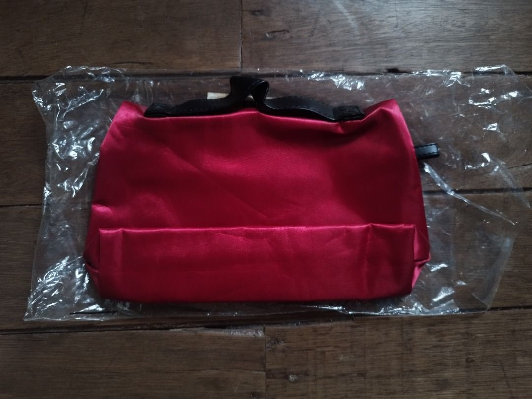 True Handy Cosmetic Pouch (Category: Purses & Pouches) located in Cavite. Submitted by plorb (Listing ID 1464591514, Image 2). Description: True Handy Cosmetic Pouch Brand: Avon Condition: New, unused ₱200.