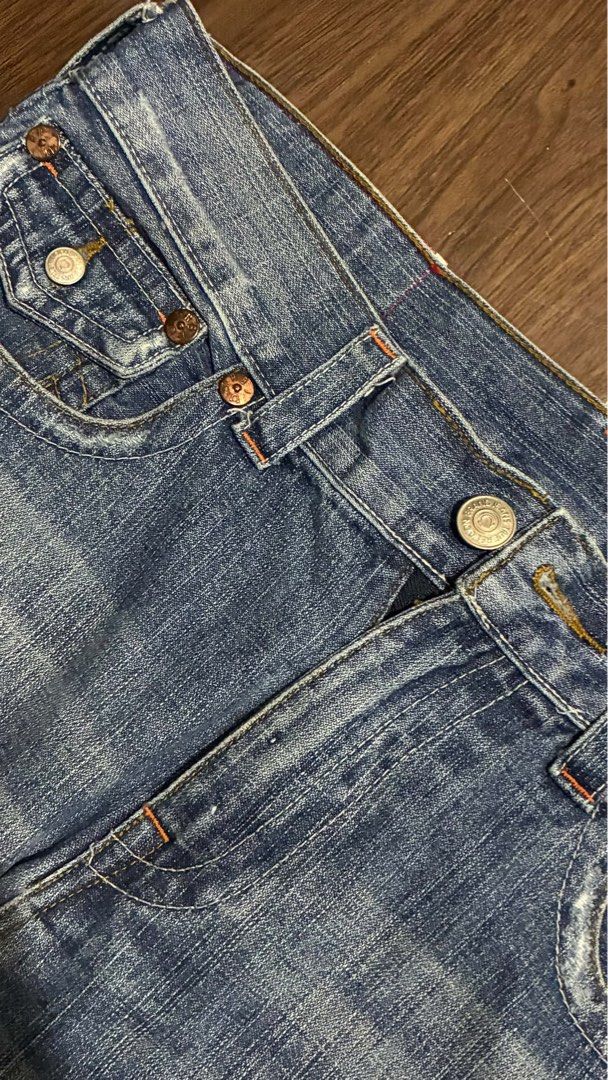 True Religion Bobby Big T Jeans (Category: Jeans) located in Las Pinas. Submitted by marqusasasas (Listing ID 1464649853, Image 3). Description: - True Religion Bobby Big T Jeans - Size: 34 Waist, 34 Seat - Classic blue wash denim - Iconic horseshoe stitching on back pockets - Unique embroidered pocket design with samurai motifs - Ideal for streetwear enthusiasts.