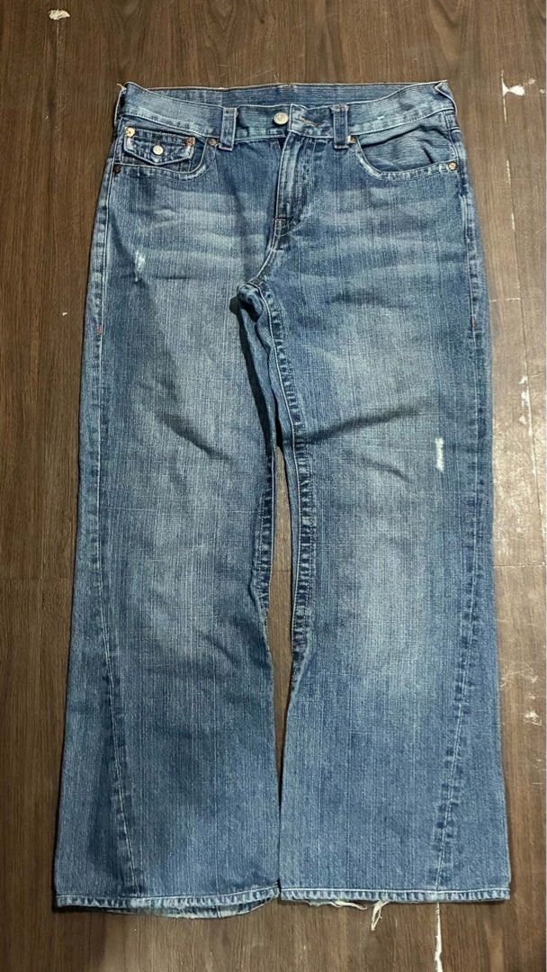 True Religion Bobby Big T Jeans (Category: Jeans) located in Las Pinas. Submitted by marqusasasas (Listing ID 1464649853, Image 2). Description: - True Religion Bobby Big T Jeans - Size: 34 Waist, 34 Seat - Classic blue wash denim - Iconic horseshoe stitching on back pockets - Unique embroidered pocket design with samurai motifs - Ideal for streetwear enthusiasts.