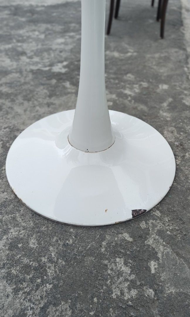 Tulip style table (Category: Tables & Sets) located in Santa Rosa. Submitted by tonyhawk0592 (Listing ID 1464636252, Image 3). Description: .