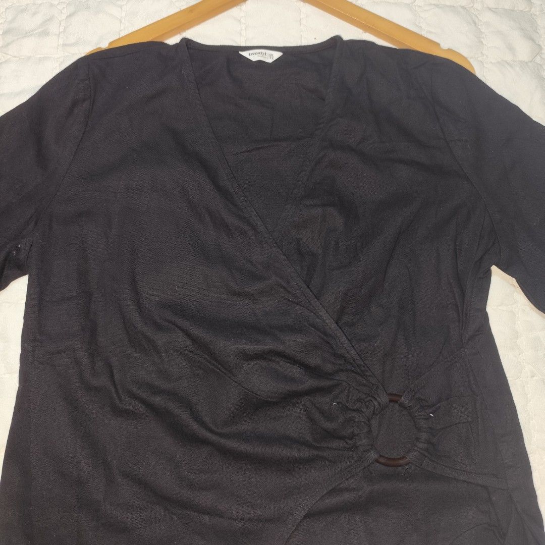 Twenty4Woman black wrap top (Category: Blouses) located in Bacolod City. Submitted by dearicawho.56 (Listing ID 1464708444, Image 3). Description: - Brand/Model: Twenty4 Woman - Color: Black - Size: UK 12 - Style: Wrap front design with side ring detail - V-neckline 🧾Mode of payment: 💙Gcash 💚GoTyme 🖤Maya 📍 Bacolod City. Negros Occidental .