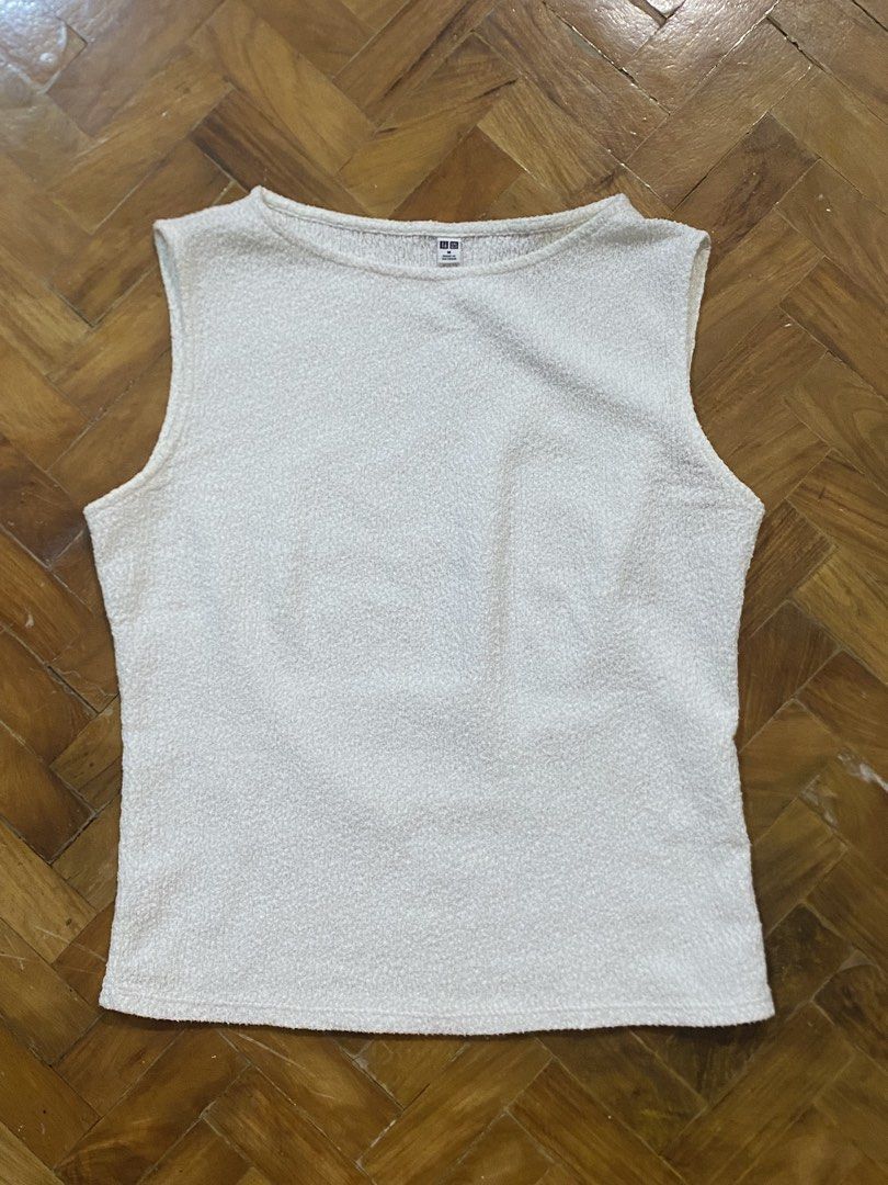 Uni qlo Textured Sleeveless top (Category: Sleeveless) located in Paranaque City. Submitted by juju_closet (Listing ID 1464650470, Image 1). Description: - used a few times only (still in good condition, no flaws!) Size: Medium (stretchy material) Rfs: Not my style anymore Price negotiable just message me. .