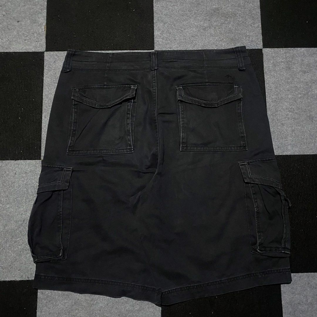 UNIONBAY Black Cargo Shorts Size 36 (Category: Shorts) located in Manila. Submitted by gregmarc5503863 (Listing ID 1464752295, Image 2). Description: - Brand: Unionbay (Palm Vintage Line) - Size: 36 - Color: Black - Material: 100% Cotton, Made in Vietnam - Features: Multiple side pockets, back flap pockets, contrast white branding inside the waistband - Style: Heavy utility style, perfect for everyday casual wear Union Bay W: 38 L: 25 Lo: 14.