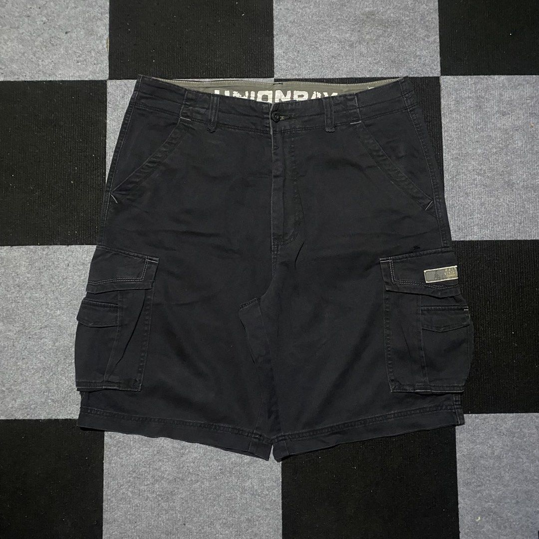UNIONBAY Black Cargo Shorts Size 36 (Category: Shorts) located in Manila. Submitted by gregmarc5503863 (Listing ID 1464752295, Image 1). Description: - Brand: Unionbay (Palm Vintage Line) - Size: 36 - Color: Black - Material: 100% Cotton, Made in Vietnam - Features: Multiple side pockets, back flap pockets, contrast white branding inside the waistband - Style: Heavy utility style, perfect for everyday casual wear Union Bay W: 38 L: 25 Lo: 14.