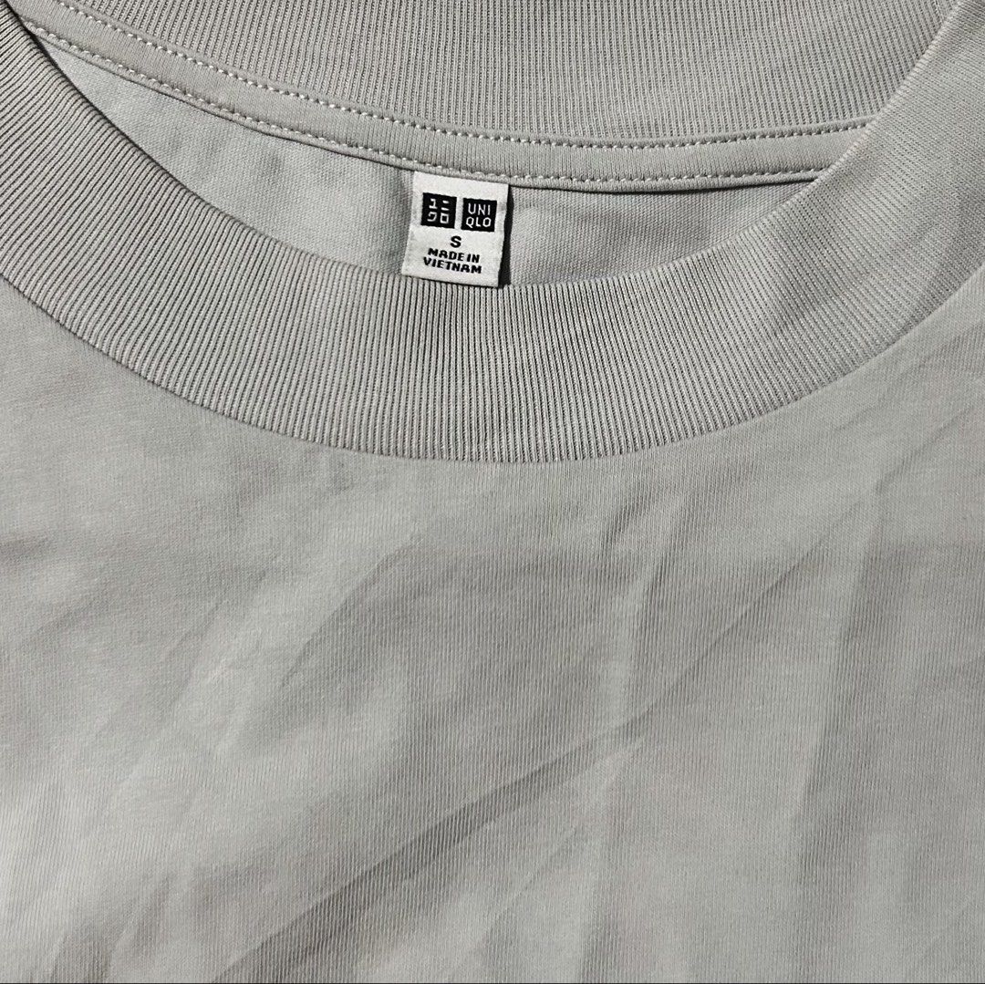 UNIQLO (Category: Shirts) located in Davao. Submitted by sart0ria85 (Listing ID 1464747955, Image 3). Description: A pearl gray plain shirt in 70%COTTON 30%POLYESTER. MADE IN VIETNAM 🇻🇳 SMALL. Size 4 EXCELLENT CONDITION (94/100).