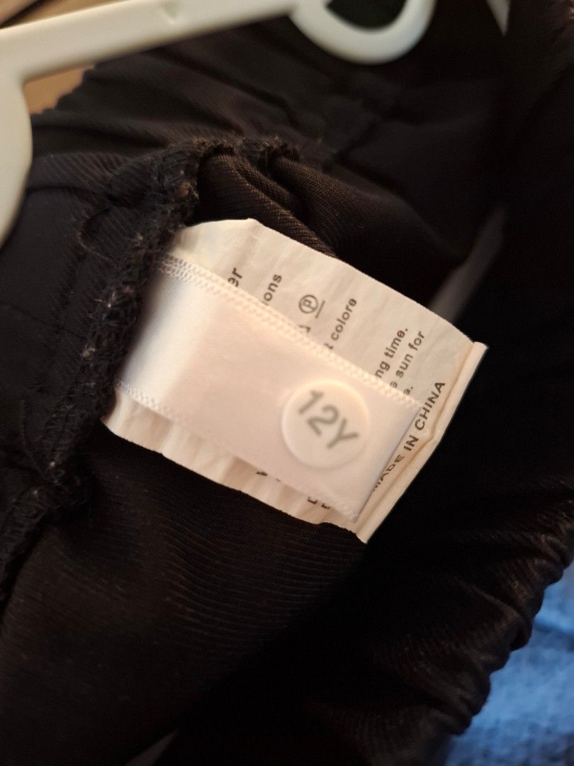 Uniqlo Black Cargo Pants Size 12Y (Category: Babies & Kids Fashion) located in Makati City. Submitted by chyna527 (Listing ID 1464768229, Image 2). Description: - Color: Solid black - Size: Tagged 12Y - Waist: Elastic waistband for easy and comfortable fit - Pockets: Utility pockets on both legs - Details: Cuffed ankles at the bottom - Origin: Made in China - Condition: Clean fabric, excellent ready-to-wear condition.