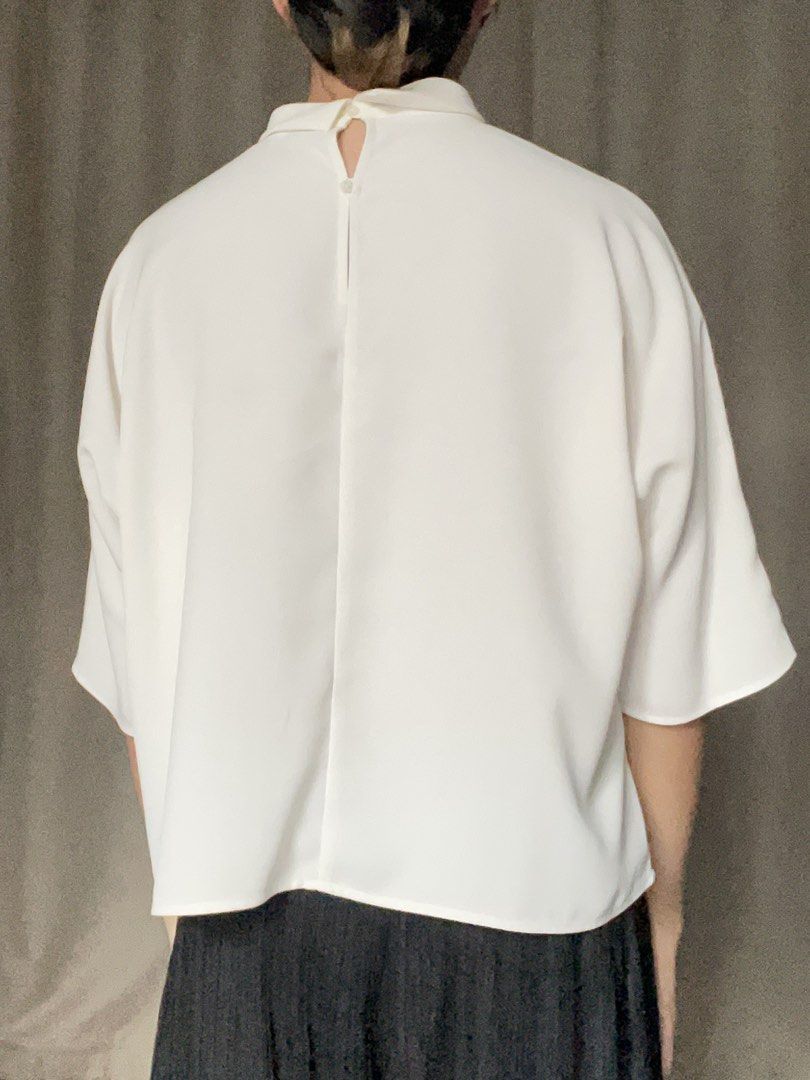 Uniqlo Chic White Mock Neck Blouse - Chic Minimalist (Category: Blouses) located in Bacolod City. Submitted by fka.tims (Listing ID 1464701491, Image 2). Description: White Still Available! 🤍 🦢 Purple is Taken 🚫 Fits S-M, Relaxed fit Brand new with tags 🏷️ Measurements in pics 📏.