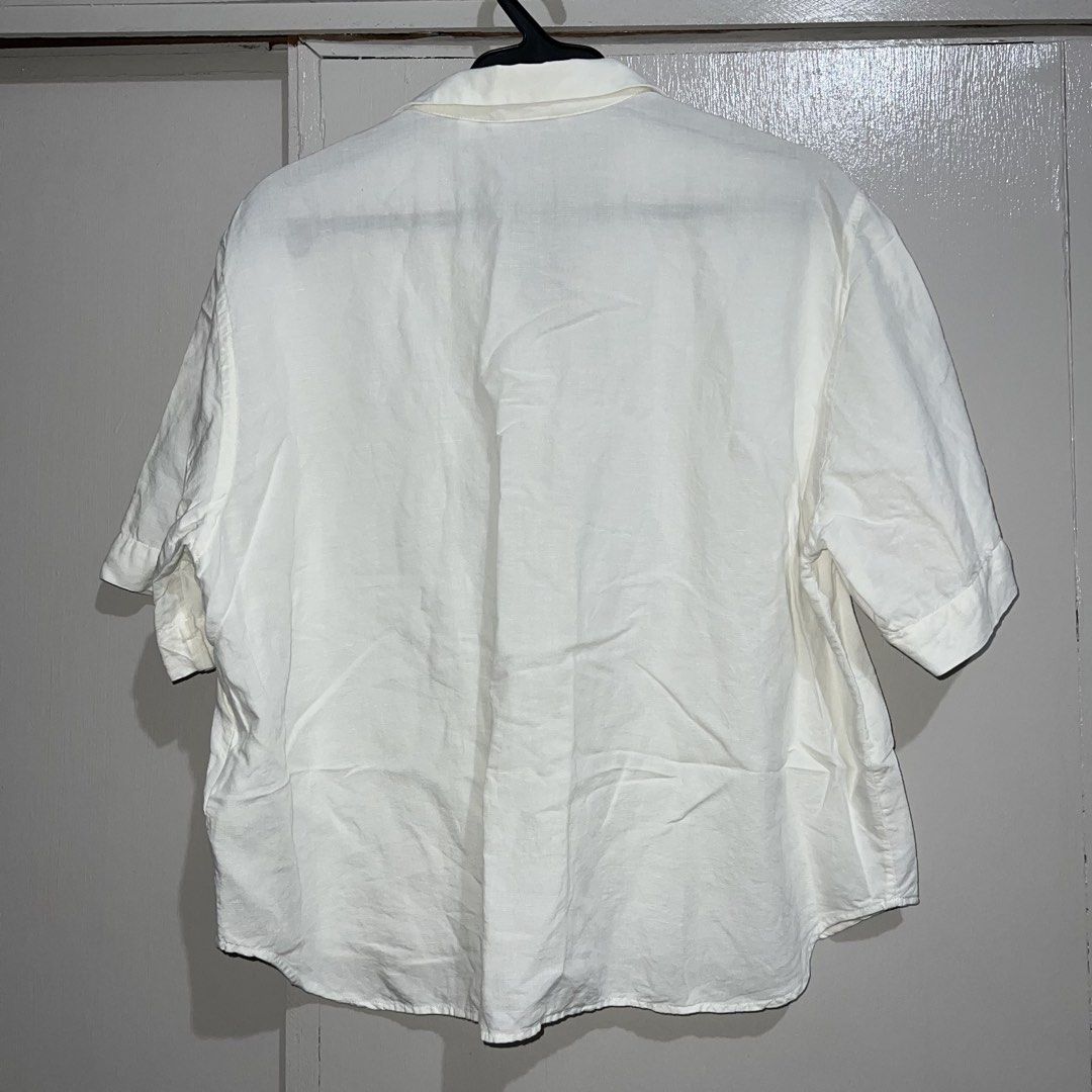 Uniqlo Cropped Linen Polo (Category: Shirts) located in Makati City. Submitted by b5closet (Listing ID 1464646401, Image 2). Description: - Uniqlo Cropped Linen Polo in WHITE - Size: M - Length: 21.5 inches (front) , 23.5 inches (back) - Width: 22 inches - Versatile, great for casual wear NOTE: - Condition: Excellent ‼️ - Minimal usage ‼️ - GCASH and BDO MOP - SF will be shouldered by buyer .