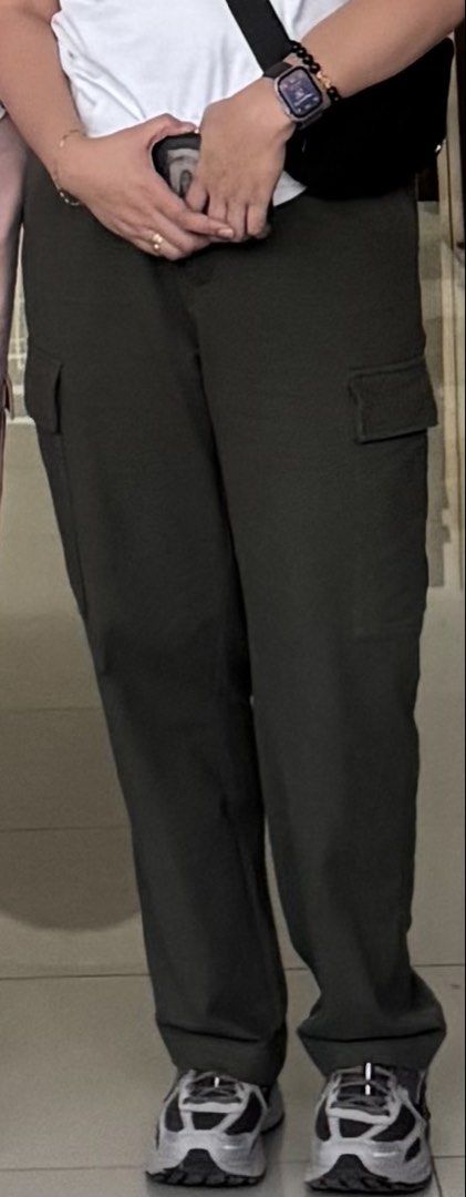 Uniqlo Easy Cargo Pants (Category: Other Bottoms) located in Taguig. Submitted by ayacloset.ph (Listing ID 1464651262, Image 2). Description: Size: Medium Waist: 28–30” Still in very good condition! I also have the same pants in black. Let me know if you’re interested—willing to sell both as a bundle for only ₱1k! .