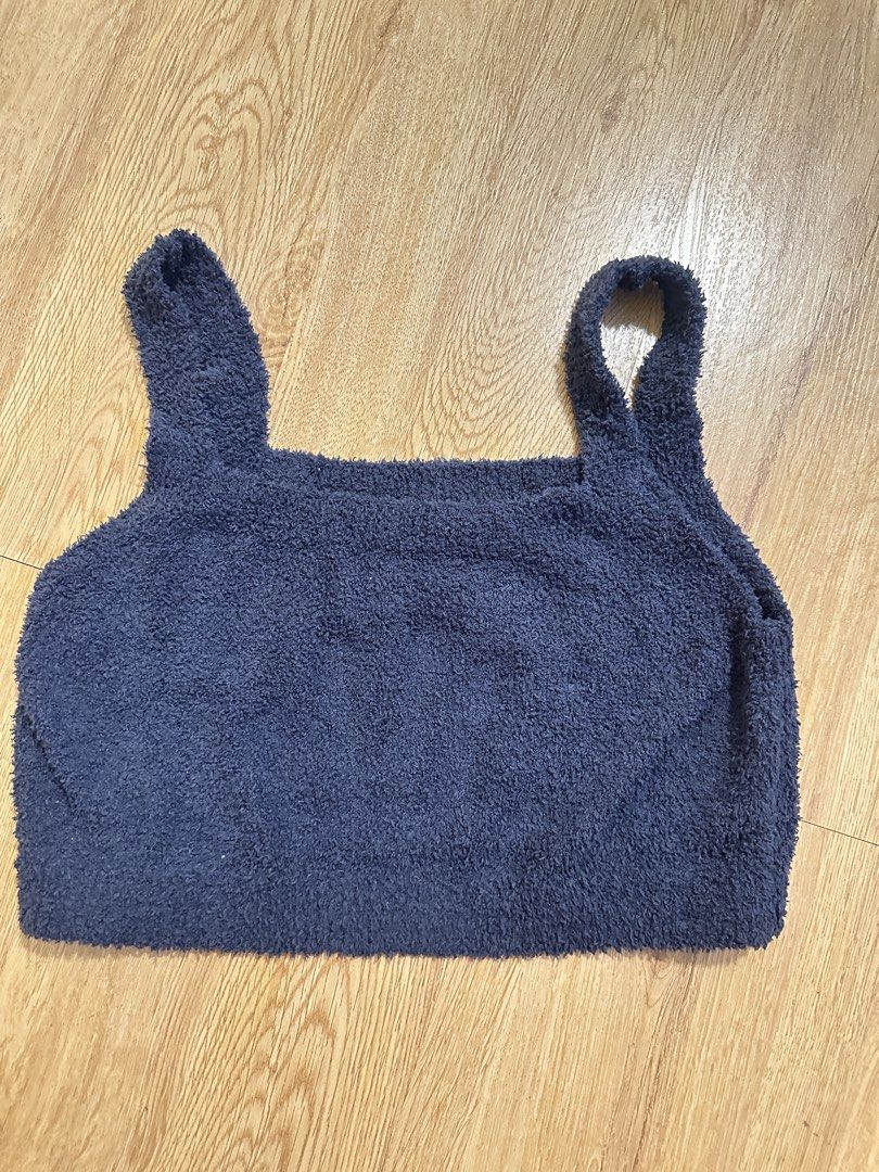 [UNIQLO] fluffy cropped top (Category: Sleeveless) located in Cainta. Submitted by m4tchyyy (Listing ID 1464654599, Image 1). Description: 🍀 mode of payment: gcash or bdo 🍀 mode of delivery: j&t express, ggx, or same day delivery within metro manila feel free to inquire! 🩷.