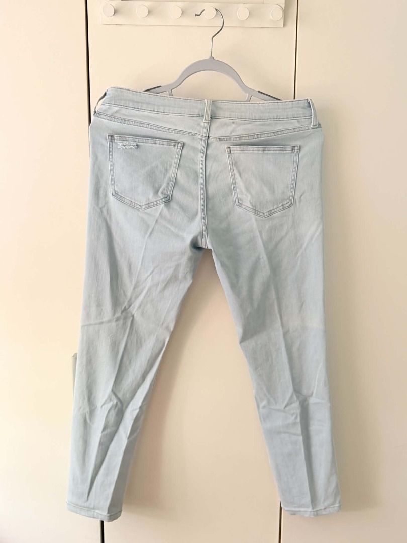 Uniqlo Light Blue Denim Jeans Size 29 (Category: Jeans) located in Bacoor. Submitted by beata1027 (Listing ID 1464701507, Image 3). Description: - Brand: Uniqlo - Size: 29 - Color: Classic light blue denim wash - Material: 91% cotton, 7% polyester, 2% spandex (with stretch for comfort) - Design: Standard Straight leg .