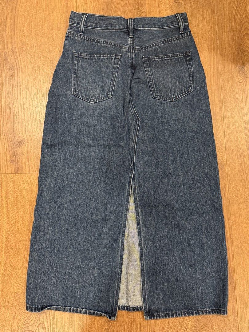 Uniqlo long skirt (Category: Skirts) located in Paranaque City. Submitted by bbyooodaa (Listing ID 1464652473, Image 2). Description: .