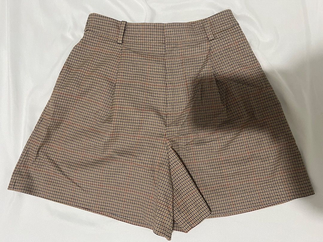 UNIQLO Shorts (Category: Shorts) located in Cavite. Submitted by classicsale (Listing ID 1464741388, Image 1). Description: Uniqlo Shorts Size: Small Price: Php 490 plus shipping fee Payment: Gcash / Maya Shipping: LBC / Grab Express / J&T (dm for more options or details) DM FOR MORE INFO.