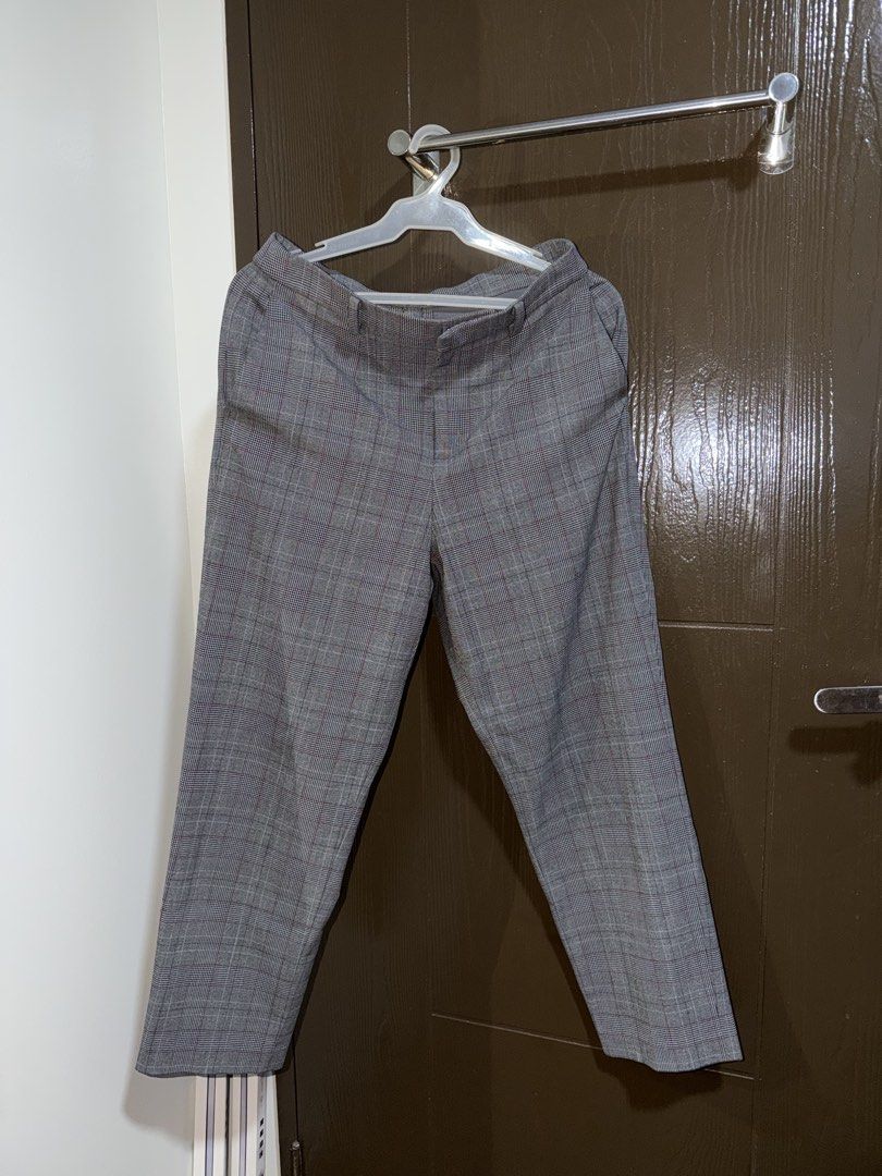 UNIQLO Smart Ankle Pants (Category: Other Bottoms) located in Quezon City. Submitted by hey.cider (Listing ID 1464583306, Image 1). Description: Uniqlo Smart Ankle Pants (Women) Size: Large Color: Gray Overall Condition: Good Please note that there is a small hole on the lower right back portion of the pants. It’s not very noticeable when worn, but I’m disclosing it for transparency. Please see the attached photo for reference. MOP: gcash/maya/qr