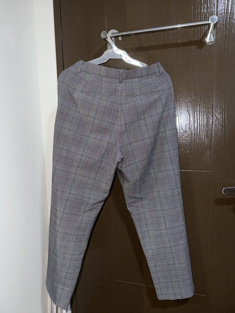 UNIQLO Smart Ankle Pants (Category: Other Bottoms) located in Quezon City. Submitted by hey.cider (Listing ID 1464583306, Image 2). Description: Uniqlo Smart Ankle Pants (Women) Size: Large Color: Gray Overall Condition: Good Please note that there is a small hole on the lower right back portion of the pants. It’s not very noticeable when worn, but I’m disclosing it for transparency. Please see the attached photo for reference. MOP: gcash/maya/qr