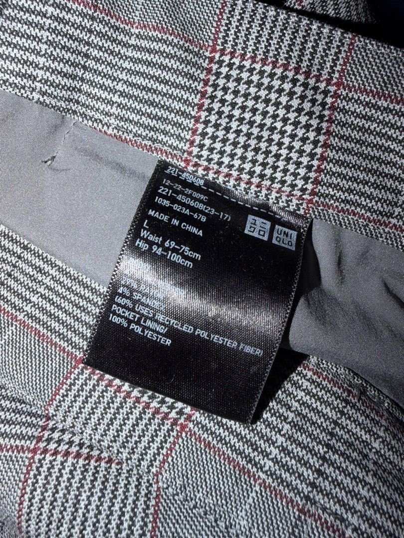 UNIQLO Smart Ankle Pants (Category: Other Bottoms) located in Quezon City. Submitted by hey.cider (Listing ID 1464583306, Image 3). Description: Uniqlo Smart Ankle Pants (Women) Size: Large Color: Gray Overall Condition: Good Please note that there is a small hole on the lower right back portion of the pants. It’s not very noticeable when worn, but I’m disclosing it for transparency. Please see the attached photo for reference. MOP: gcash/maya/qr