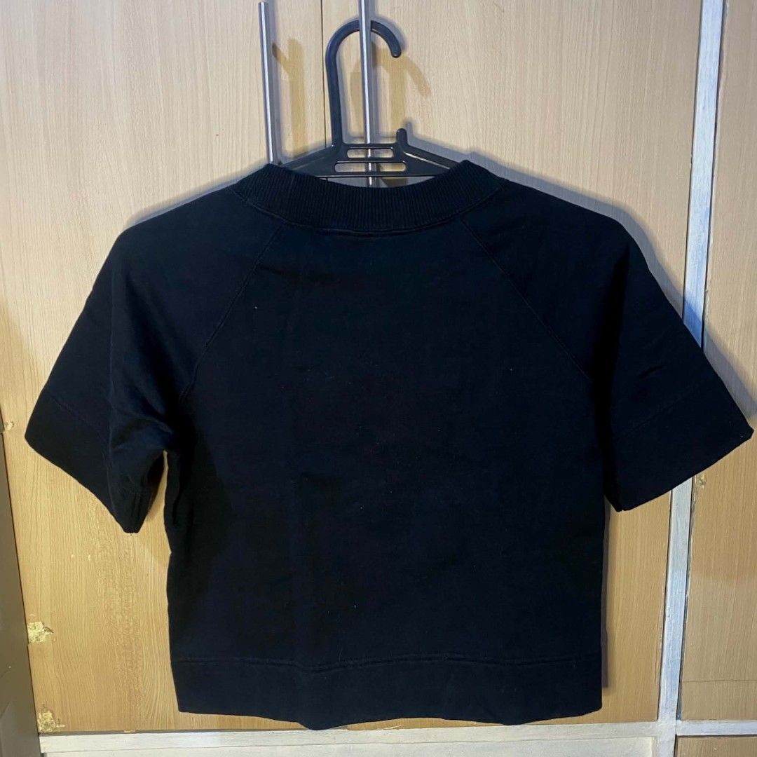 Uniqlo Sweatshirt Top (Category: Shirts) located in Las Pinas. Submitted by modemnl (Listing ID 1464732501, Image 2). Description: Size: Small | Color: Black Classic and versatile black sweatshirt top from Uniqlo. Perfect for everyday wear, casual outings, or cozy days at home. --Soft and comfortable fabric -Classic black color -Easy-to-style everyday essential -Pairs well with jeans, shorts, or skirts -Simple and timeless Uniqlo design.