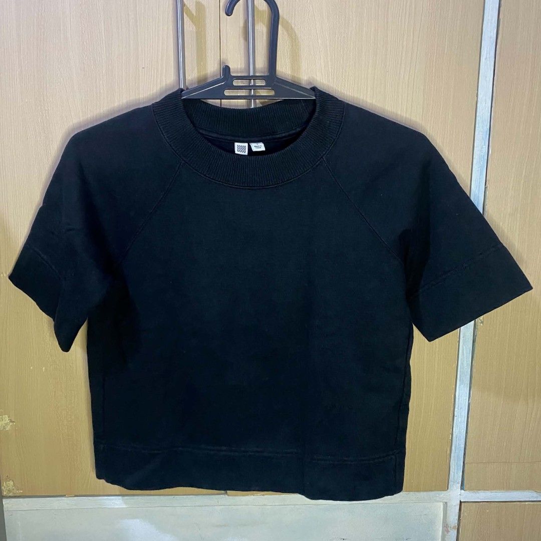Uniqlo Sweatshirt Top (Category: Shirts) located in Las Pinas. Submitted by modemnl (Listing ID 1464732501, Image 1). Description: Size: Small | Color: Black Classic and versatile black sweatshirt top from Uniqlo. Perfect for everyday wear, casual outings, or cozy days at home. --Soft and comfortable fabric -Classic black color -Easy-to-style everyday essential -Pairs well with jeans, shorts, or skirts -Simple and timeless Uniqlo design.