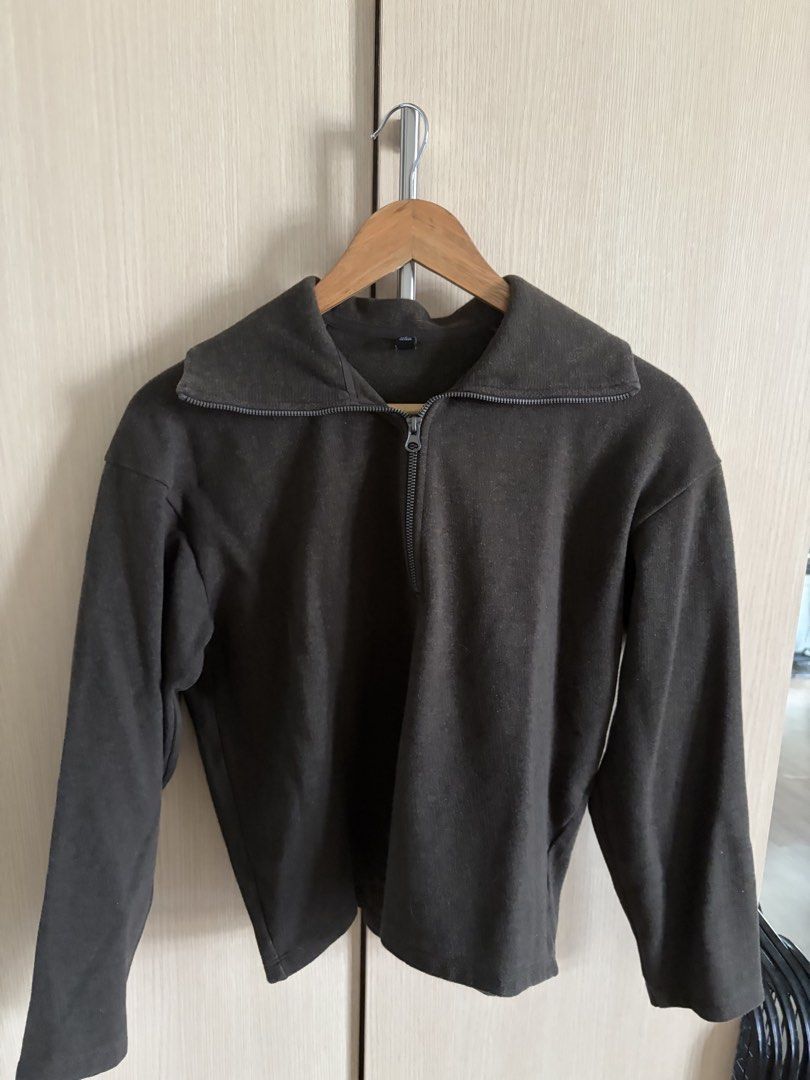 Uniqlo U Half Zip Pullover Dark Green (Category: Coats, Jackets and Outerwear) located in Quezon City. Submitted by stashsundays (Listing ID 1464717635, Image 3). Description: No issues at all RFS: Too many sweaters 📍 Location: Quezon City, Vertis North Courier: Grab/Lalamove/J&T Mode of Payment: Gcash/BPI/BDO/Gotyme.