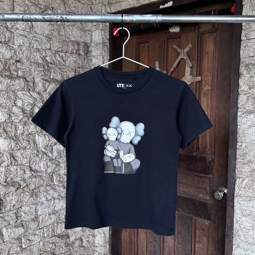 Uniqlo UT x KAWS Black Tee (Category: Shirts) located in Dipolog. Submitted by edthrfts (Listing ID 1464705955, Image 1). Description: ✅ ALREADY WASHED AND SANITIZED 📐Width: 15.8 📐Length: 20.5 Fit to: XS-S Condition: 9.5/10 Color: 9.2/10 Issue: None.