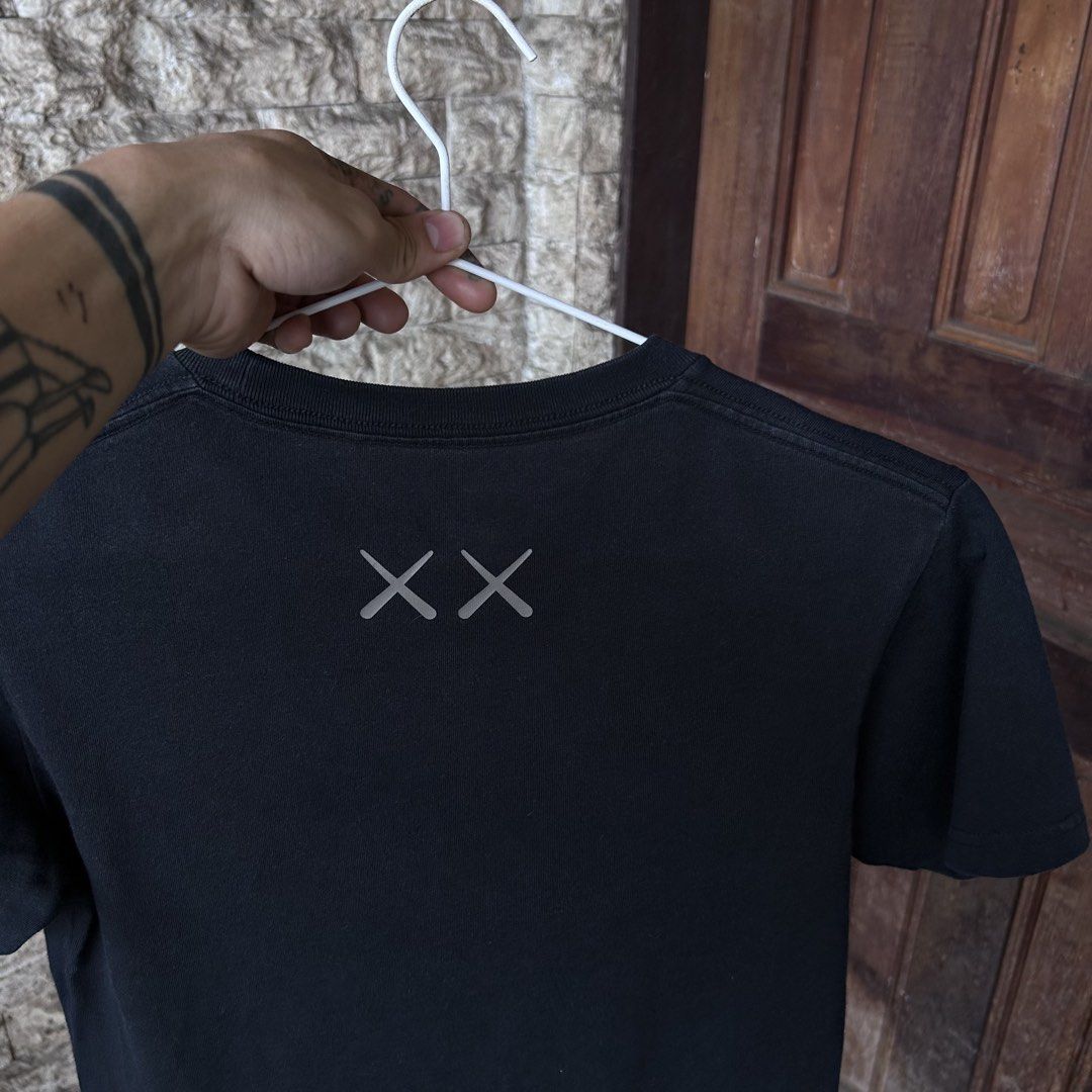 Uniqlo UT x KAWS Black Tee (Category: Shirts) located in Dipolog. Submitted by edthrfts (Listing ID 1464705955, Image 2). Description: ✅ ALREADY WASHED AND SANITIZED 📐Width: 15.8 📐Length: 20.5 Fit to: XS-S Condition: 9.5/10 Color: 9.2/10 Issue: None.