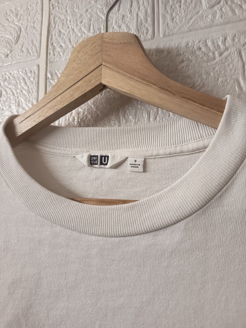 Uniqlo white t-shirt (Category: Shirts) located in Caloocan City. Submitted by tintedberry (Listing ID 1464656489, Image 2). Description: .