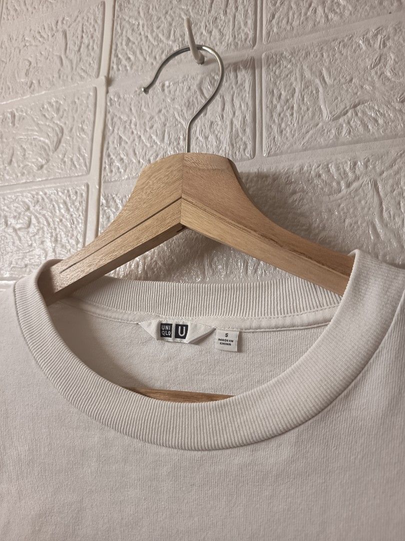 Uniqlo white t-shirt (Category: Shirts) located in Caloocan City. Submitted by tintedberry (Listing ID 1464656489, Image 3). Description: .