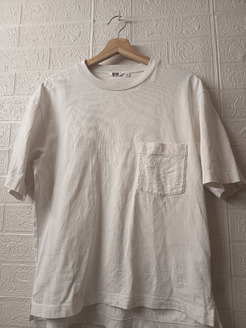 Uniqlo white t-shirt (Category: Shirts) located in Caloocan City. Submitted by tintedberry (Listing ID 1464656489, Image 1). Description: .