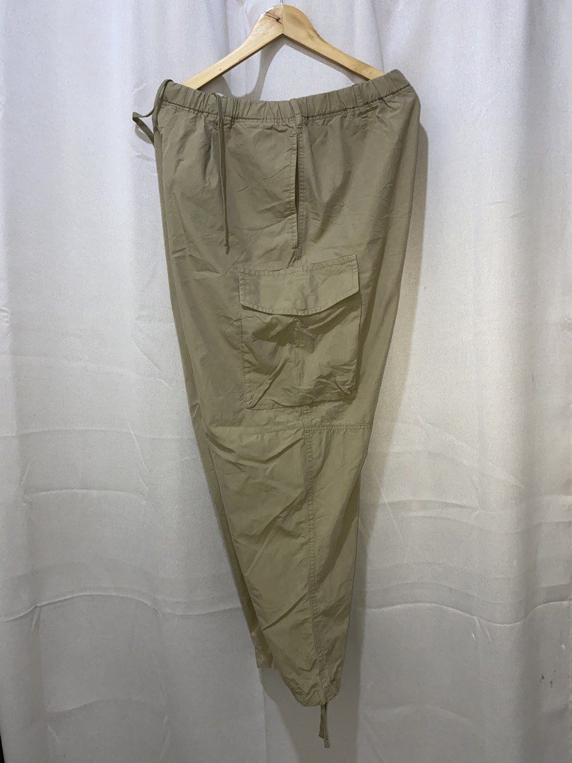 Uniqlo wide cargo pants (Category: Chinos) located in Davao. Submitted by sellsell2002 (Listing ID 1464710993, Image 2). Description: Uniqlo wide cargo pants Excellent condition ₱550.