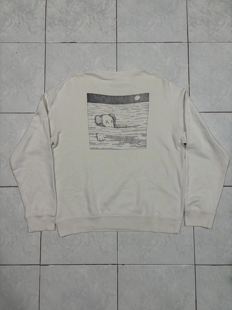 Uniqlo x Kaws Boxy Longsleeve (Category: Hoodies) located in Patnongon. Submitted by lukisthriftz (Listing ID 1464571979, Image 2). Description: 21.5x26 Medium-Large Good as new Complete tags.
