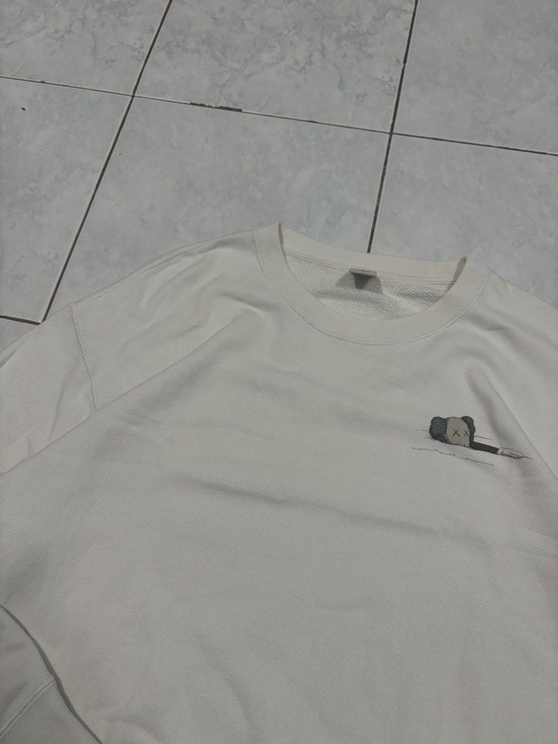 Uniqlo x Kaws Boxy Longsleeve (Category: Hoodies) located in Patnongon. Submitted by lukisthriftz (Listing ID 1464571979, Image 3). Description: 21.5x26 Medium-Large Good as new Complete tags.