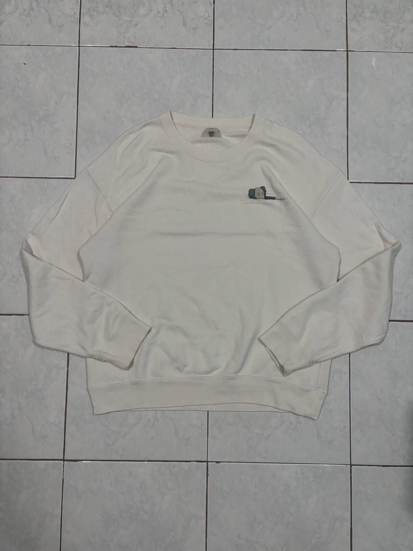 Uniqlo x Kaws Boxy Longsleeve (Category: Hoodies) located in Patnongon. Submitted by lukisthriftz (Listing ID 1464571979, Image 1). Description: 21.5x26 Medium-Large Good as new Complete tags.