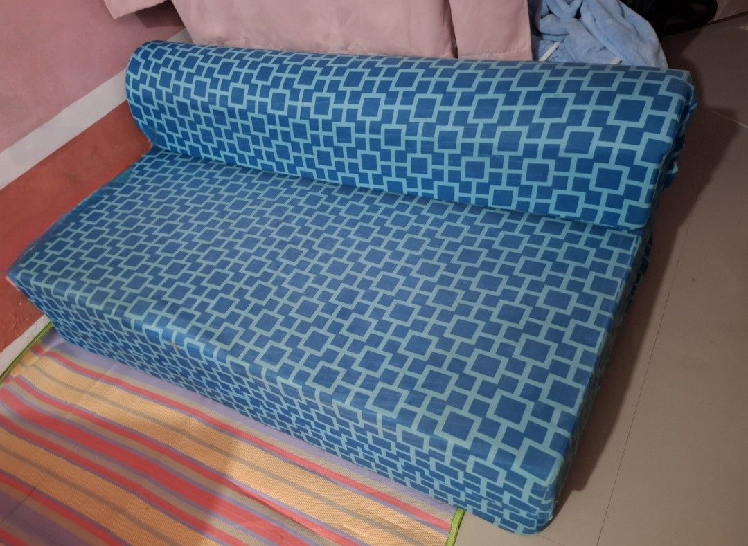 Uratex Blue Geometric Pattern Foldable Sofa Bed (Category: Sofas) located in Siniloan. Submitted by mari_881709 (Listing ID 1464625186, Image 1). Description: - Stylish blue sofa bed with a modern geometric pattern. - Easily converts into a comfortable extra sleeping space. - Ideal for maximizing space in small apartments or guest rooms. - Lightweight and easy to move around your home. - Features a chic pattern in light and dark blue hues..