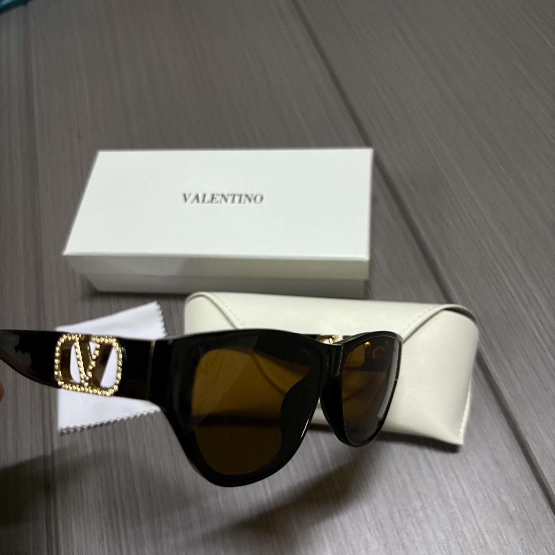 Valentino V brown sunglasses (Category: Sunglasses & Eyewear) located in Cavite. Submitted by spotthisthrift (Listing ID 1464731144, Image 2). Description: .