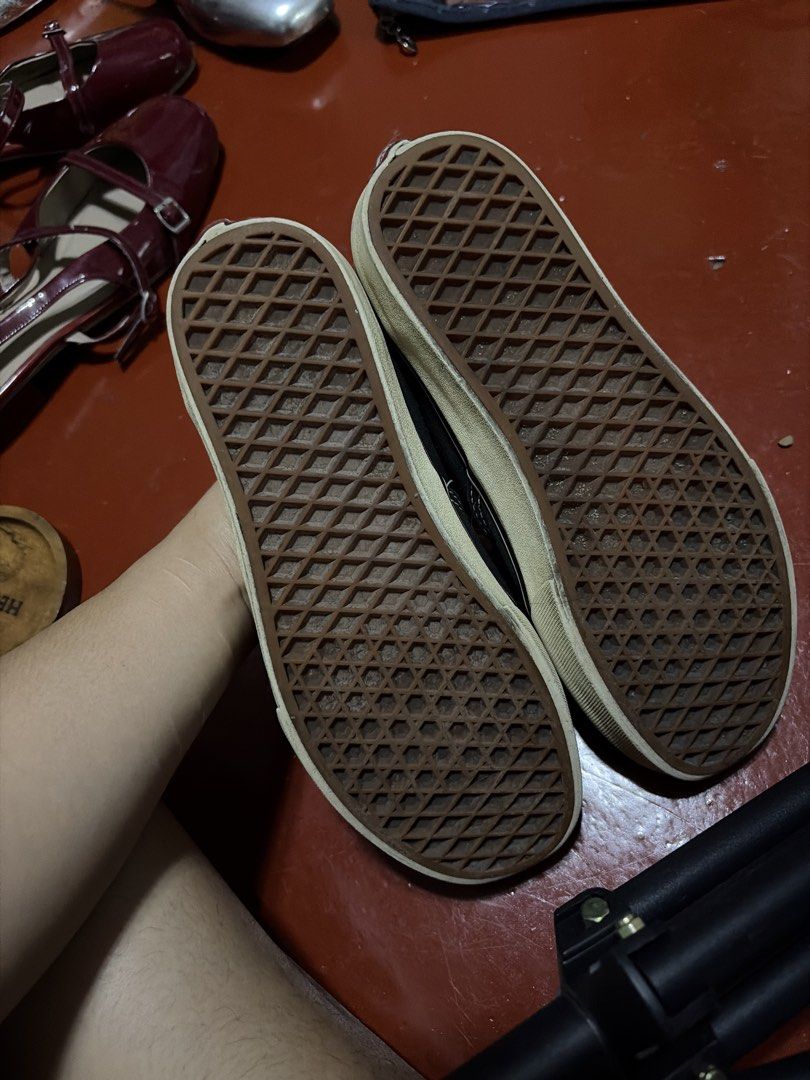 Vans Classic Black Canvas Low-Top Sneakers (Category: Sneakers) located in Manila. Submitted by finderskeepersmnl_092026 (Listing ID 1464712815, Image 2). Description: - Brand: Vans - Style: Low-top canvas sneakers - Color: Black with white laces and contrast stitching - Soles: Classic waffle rubber outsoles with good remaining tread depth - Condition: Normal wear visible on midsoles and laces from everyday use - Ideal for: Simple, versatile dail