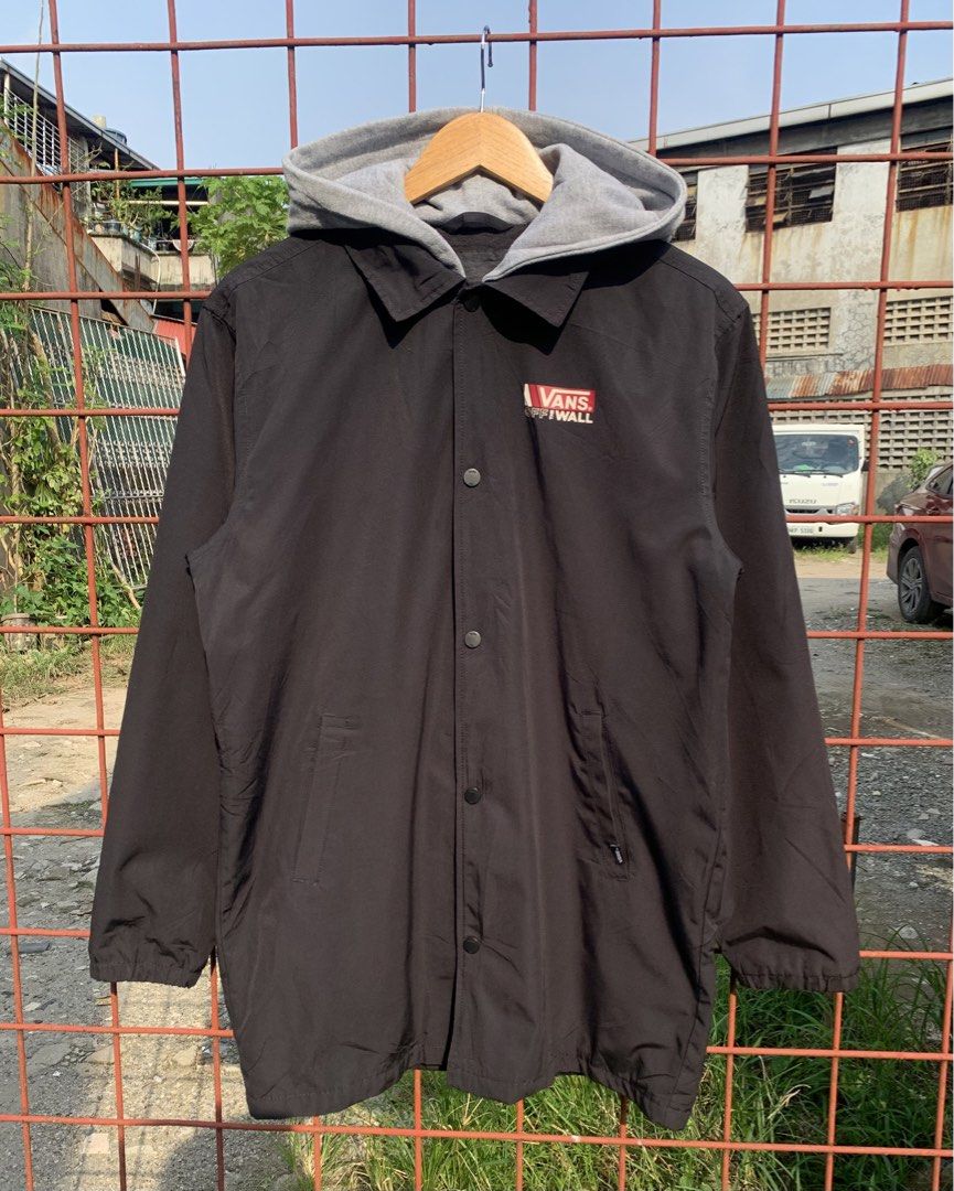 Vans Jacket (Category: Coats, Jackets and Outerwear) located in Valenzuela. Submitted by thriftpings0 (Listing ID 1464602383, Image 2). Description: No issue Excellent condition Fit to medium to large Small on tag .