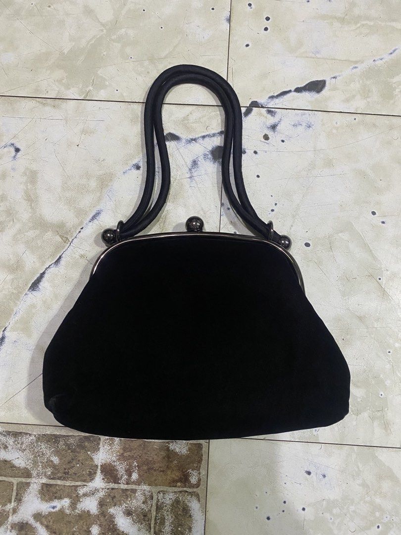 velvet evening bag. (Category: Shoulder Bags) located in Tagoloan. Submitted by puretiger-389e (Listing ID 1464707611, Image 1). Description: velvet evening bag. Please see pictures for the size and more details thanks.