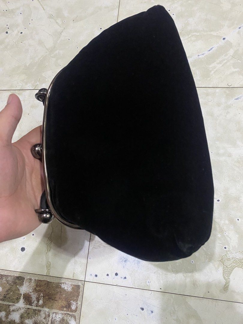 velvet evening bag. (Category: Shoulder Bags) located in Tagoloan. Submitted by puretiger-389e (Listing ID 1464707611, Image 2). Description: velvet evening bag. Please see pictures for the size and more details thanks.