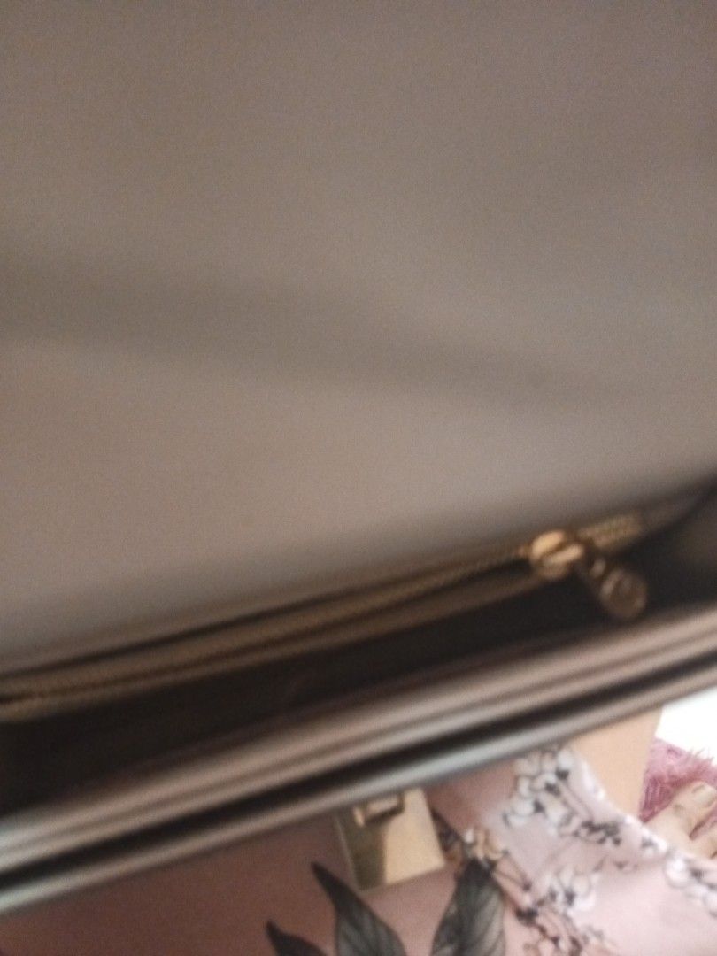 VERELLI NOCCA Grey Structured Handbag with Gold Hardware (Category: Luxury Bags & Wallets) located in Manila. Submitted by maritanaai22557 (Listing ID 1464602622, Image 3). Description: - Brand: Vanessa hogan - Color: Grey - Style: Structured handbag - Features: Top handle, detachable shoulder strap, gold turn-lock closure - Material: Textured finish - Interior: Spacious, fits essentials - Occasion: Great for daily use or special occasions.