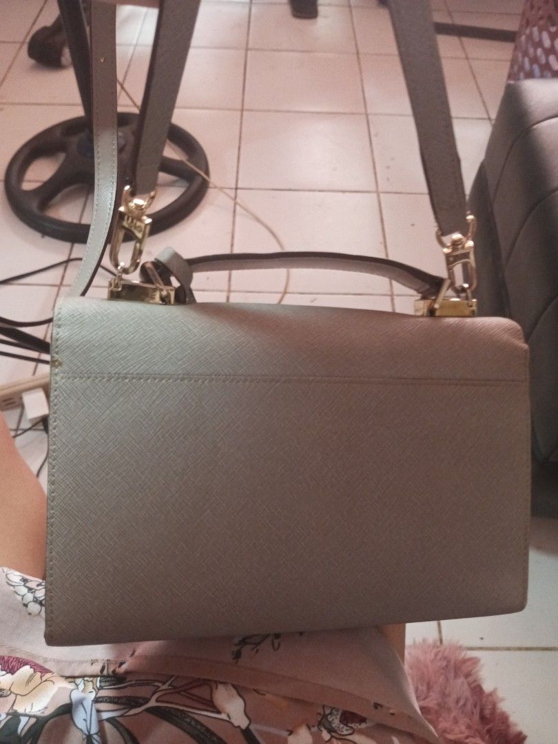 VERELLI NOCCA Grey Structured Handbag with Gold Hardware (Category: Luxury Bags & Wallets) located in Manila. Submitted by maritanaai22557 (Listing ID 1464602622, Image 2). Description: - Brand: Vanessa hogan - Color: Grey - Style: Structured handbag - Features: Top handle, detachable shoulder strap, gold turn-lock closure - Material: Textured finish - Interior: Spacious, fits essentials - Occasion: Great for daily use or special occasions.