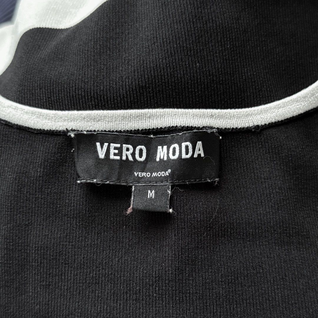 Vero Moda Ribbed Knit Top (Category: Others Tops) located in Antipolo. Submitted by rosywardrobe (Listing ID 1464621985, Image 3). Description: 🎀 MAKE READING A HABIT 🎀 • No order form, no reservation! • Strictly 1 day reservation • Payment first before order processing • No return, No exchange • Don’t make an offer if you’re not 100% sure • No shipping every weekends — PAYMENT CHANNELS — • GCash • Gotyme • Maya • BDO • BPI • Unionbank — DELIVE