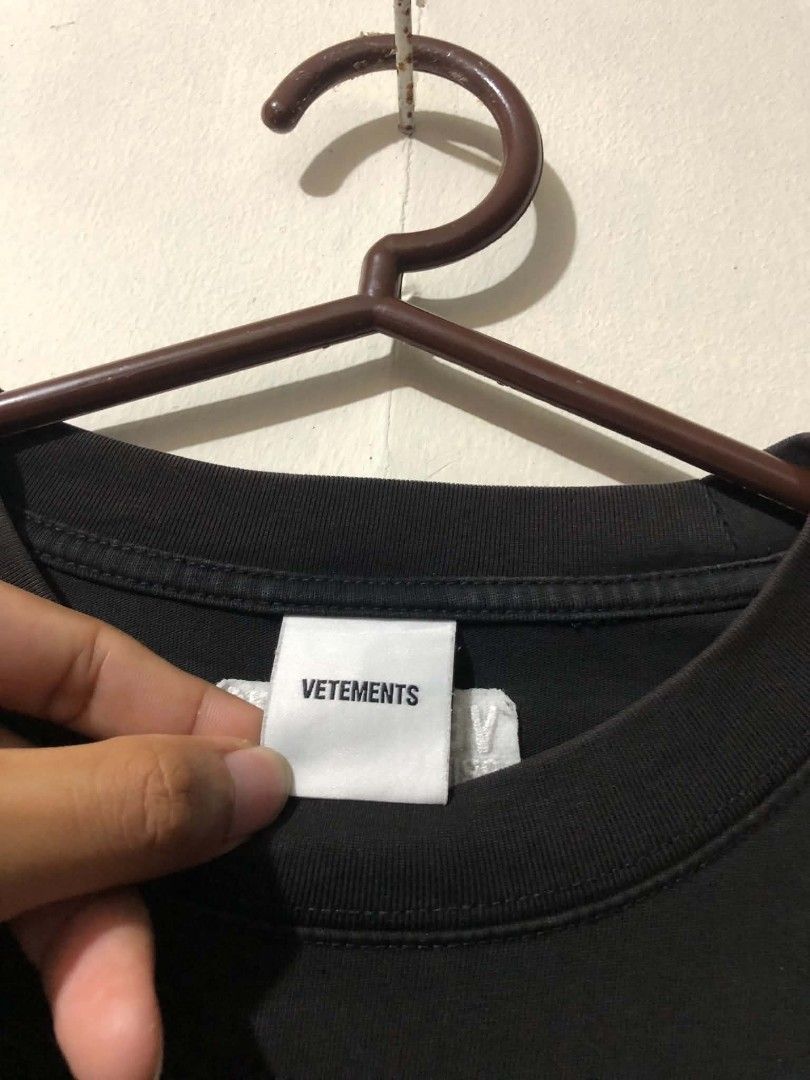 VETEMENTS Shirt (Category: Tshirts & Polo Shirts ) located in Pasig City. Submitted by geloangelo17550 (Listing ID 1464752372, Image 3). Description: Authentic Excellent condition issue check last picture.