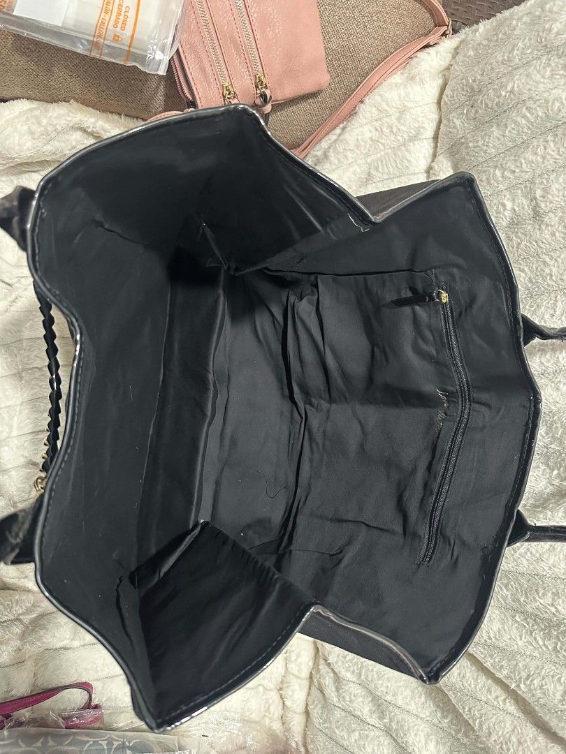 Victoria secret (Category: Tote Bags) located in Quezon City. Submitted by brand_dyn3 (Listing ID 1464730574, Image 2). Description: Victoria secret brand new tote bag with tag.