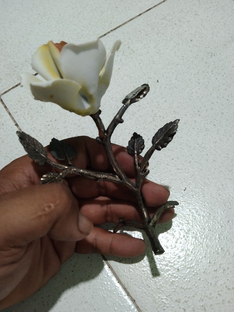Vintage capodemonte flower (Category: Looking For) located in Caloocan City. Submitted by noeld316982578 (Listing ID 1464637684, Image 2). Description: pm sa my gusto good condition Taguig location.