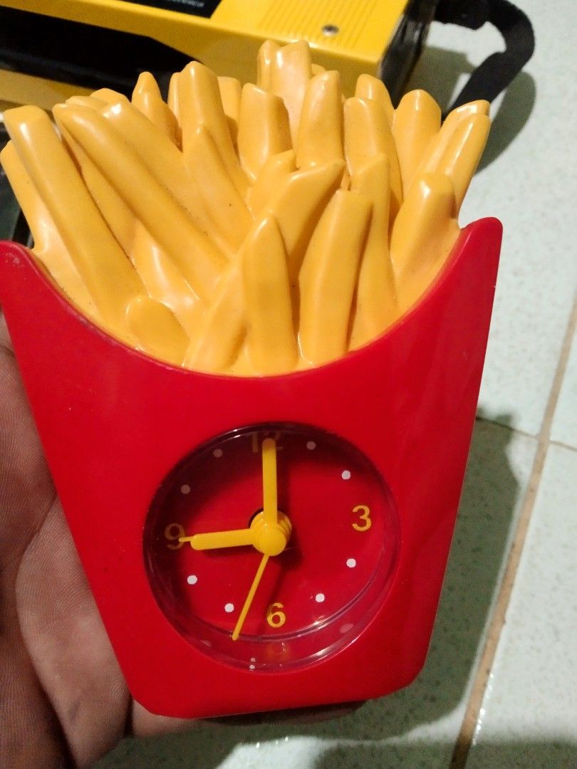 Vintage clock (Category: Looking For) located in Caloocan City. Submitted by noeld316982578 (Listing ID 1464637003, Image 1). Description: pm sa my gusto Taguig location.