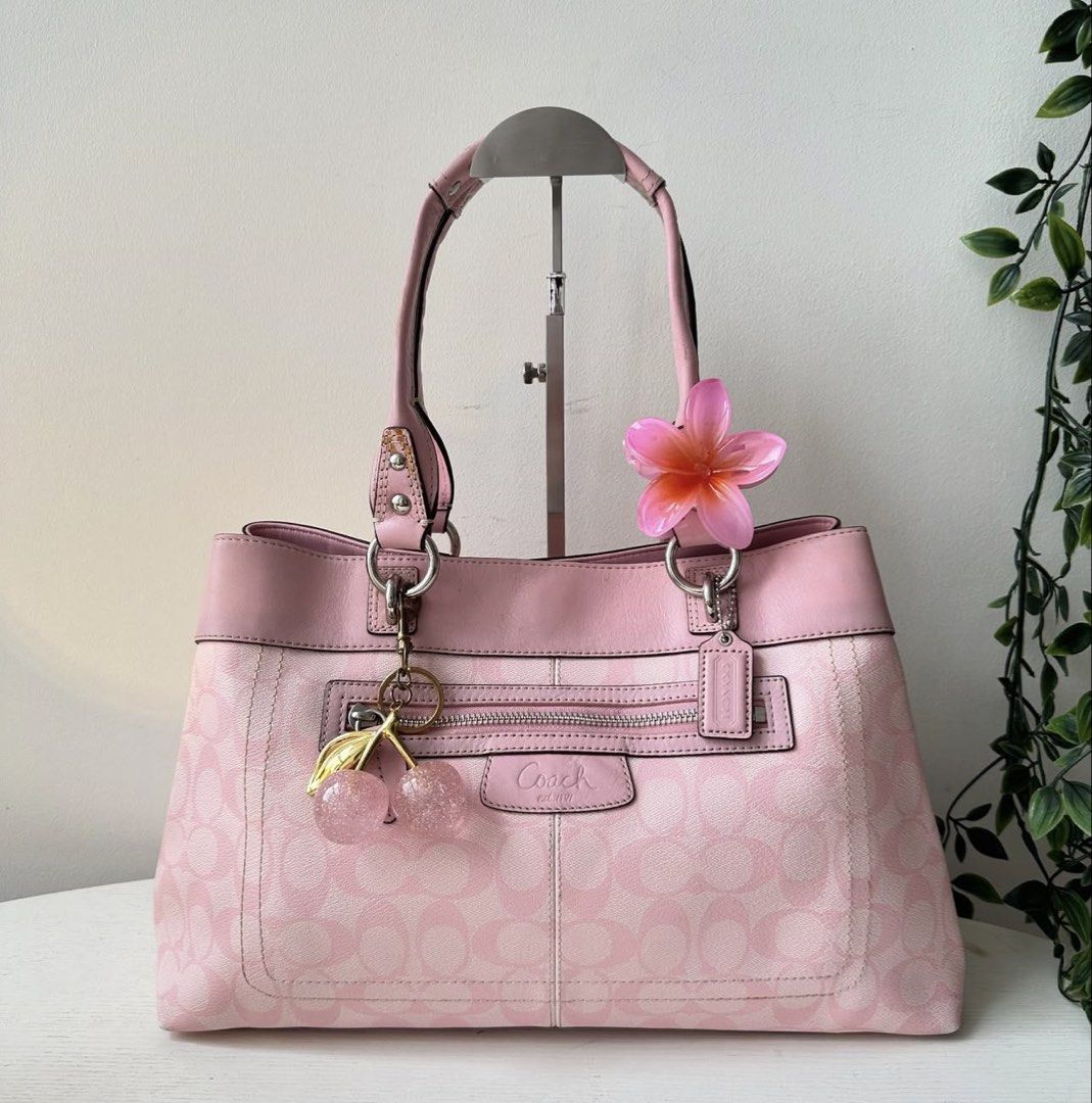 Vintage Coach Bag (Category: Shoulder Bags) located in Manila. Submitted by ae_vyyyy (Listing ID 1464623999, Image 1). Description: Pre loved Coach bag (bought from IG) Still like new Lp already very hard to let go. Will keep than deal with law ballers. Rfs: decluttering//need funds .