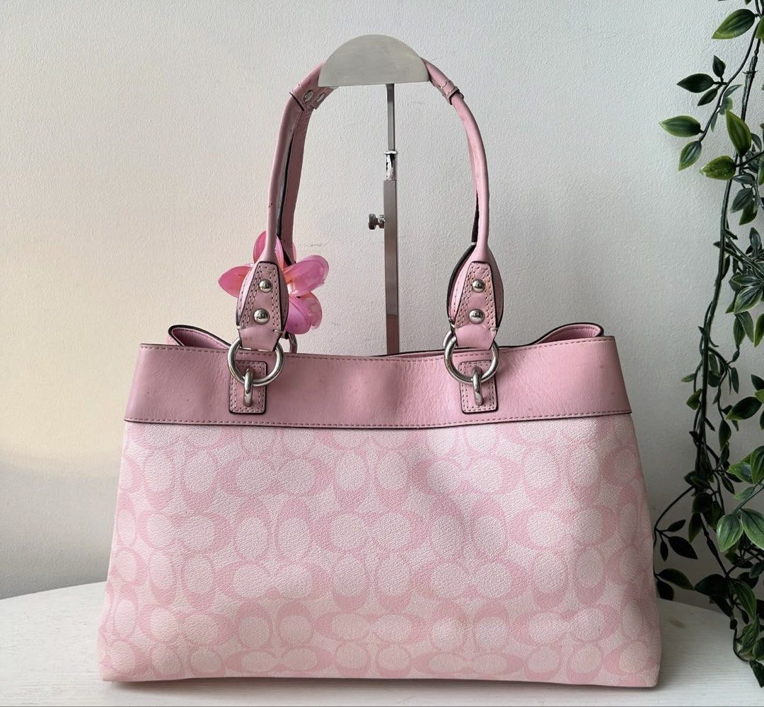 Vintage Coach Bag (Category: Shoulder Bags) located in Manila. Submitted by ae_vyyyy (Listing ID 1464623999, Image 3). Description: Pre loved Coach bag (bought from IG) Still like new Lp already very hard to let go. Will keep than deal with law ballers. Rfs: decluttering//need funds .